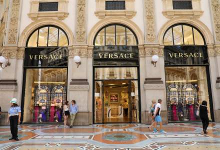 Tranzactia anului in fashion: Michael Kors a cumparat Versace. Ce planuri are brandul american