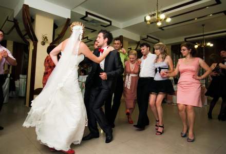 Revista presei 18 octombrie: ANAF ia in vizor nuntile. Tinerii casatoriti risca pana la 5.000 de lei amenda daca nu colaboreaza cu fiscul