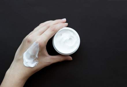 La 28 de ani, un farmacist roman lanseaza o linie proprie de produse dermato-cosmetice