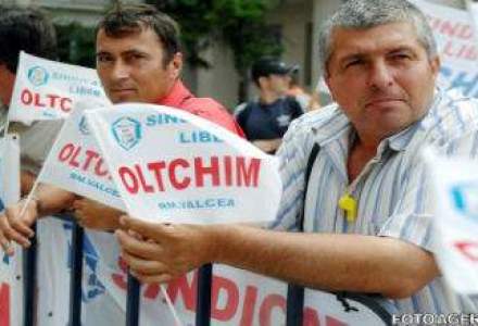 Protest a peste 300 de angajati ai Oltchim. Ponta: Chitoiu raspunde cu "capul, viata si tot" de situatia companiei