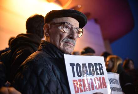 Actorii Teatrului National Bucuresti au protestat duminica in fata institutiei. Mii de oameni au protestat in tara fata de OUG 7