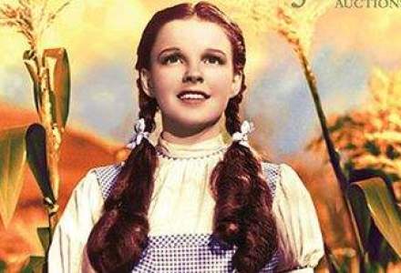 VIDEO: Rochia lui Judy Garland din "Vrajitorul din Oz", vanduta cu 480.000 de dolari