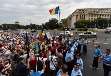 Sindicalistii de la Dacia protesteaza in fata Guvernului. Acestia cer modificarea legislatiei muncii si punerea ei in acord cu normele europene