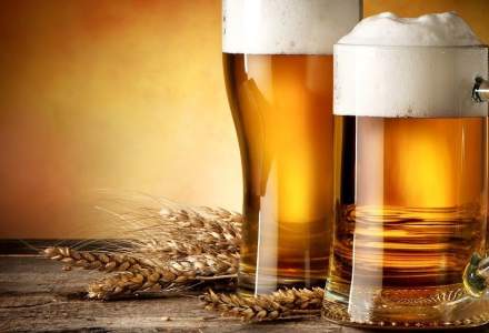 Romanii consuma din ce in ce mai multa bere: berea fara alcool si berea la sticla, tot mai preferate de romani