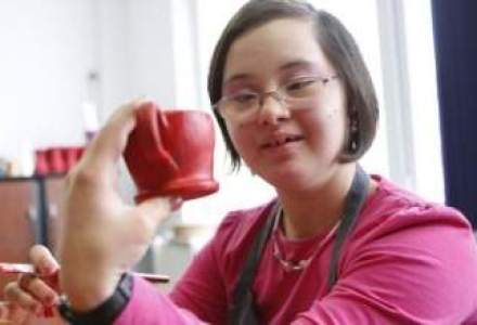 Zeci de oameni cu handicap fac paine si picteaza vase de ceramica