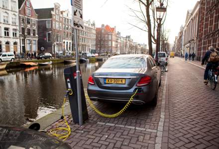 Amsterdam va interzice circulatia ambarcatiunilor pe benzina sau diesel din 2025 si pe cea a autoturismelor din 2030