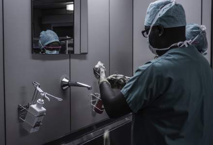 Premiera. Un spital vrea sa monitorizeze daca medicii se dezinfecteaza pe maini cand interactioneaza cu pacientii