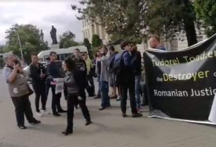 Protest impotriva lui Tudorel Toader in fata Universitatii Alexandru Ioan Cuza din Iasi. Oamenii ii cer demisia din functia de rector