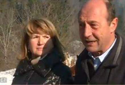 Basescu, iritat, catre jurnalistii de la Covasna: Par a fi singurul politician care mananca