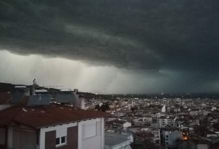IMAGINI cu furtuna violenta din Grecia. Autoritatile au declarat stare de urgenta