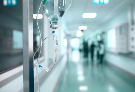 Un barbat internat la Spitalul Sapoca a omorat patru pacienti si a ranit alti 9 cu un stativ de perfuzie