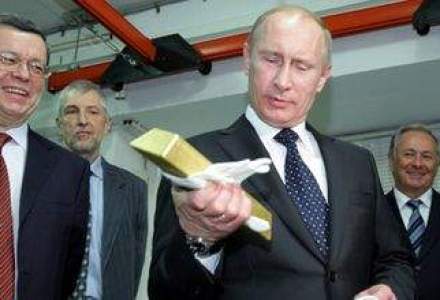 Stiu rusii ceva! Transforma petrolul in lingouri: au cumparat aur cat greutatea Statuii Libertatii