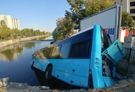 FOTO Un autobuz STB a cazut in Dambovita dupa coliziunea cu o masina
