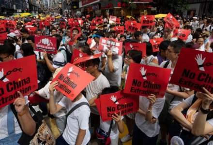 Cum "fenteaza" protestatarii din Hong Kong cenzura Internetului