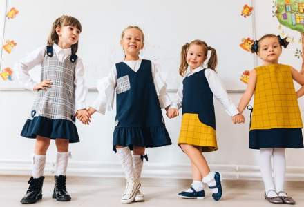 Un brand romanesc de fashion lanseaza o colectie de uniforme scolare reversibile