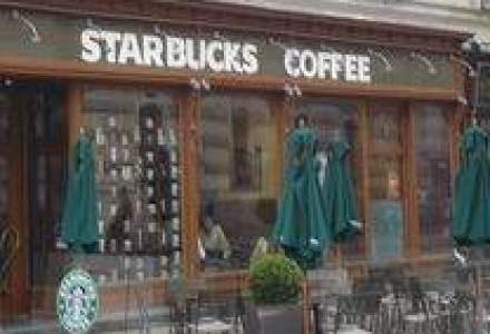 Starbucks inchide 500 de magazine si disponibilizeaza 12.000 de angajati