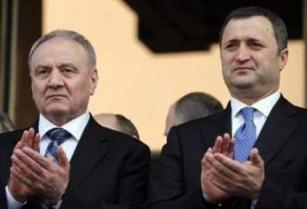 Guvernul moldovean a cazut. Comunistii au trecut motiunea