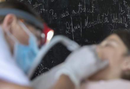 Campanie de preventie: Elevii din Bucuresti vor beneficia de sigilarea "molarului de 6 ani"