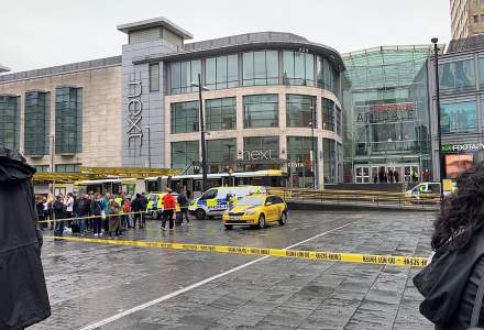 Cinci persoane au fost injunghiate, vineri, in centrul comercial Arndale, din Manchester