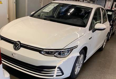 Primele imagini cu noua generatie Volkswagen Golf 8 de pe linia de productie