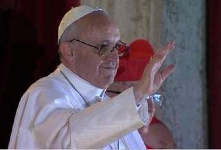 Papa Francisc a primit insemnele pontificale