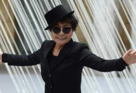 Yoko Ono, acuzata ca a copiat creatiile altui designer pentru a-si lansa propriul brand