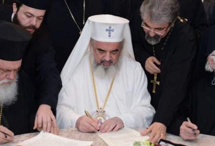 Patriarhul Daniel a impartit iconite la iesirea din sectia de votare