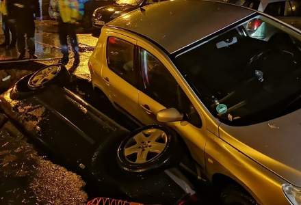 [FOTO] Bucuresti, 2019: Doua masini cazute intr-o groapa RADET