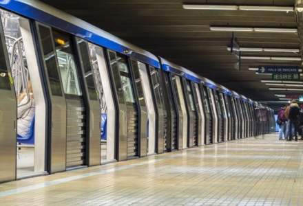 UPDATE Un barbat a incercat sa se sinucida la metrou: S-a intins pe liniile de tren, dar a scapat nevatamat