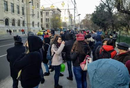 Protest cu ligheane in fata Primariei Bucuresti: Firea, vrem apa calda!