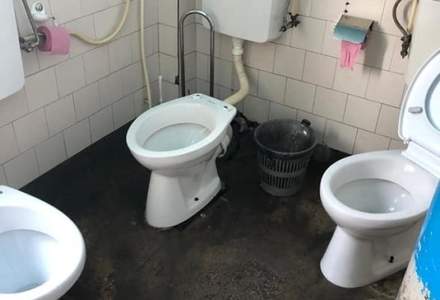Deputat USR semnaleaza: Spital din Cluj, toaleta cu trei veceuri intr-o incapere