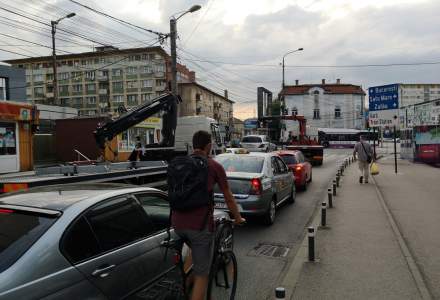Cluj: o femeie a vandalizat 9 masini pentru ca ar fi fost parcate pe trotuar