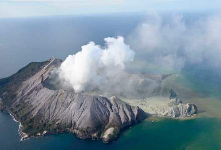 Un vulcan din Noua Zeelanda a erupt: cinci persoane au murit, iar zeci de oameni sunt raniti sau dati disparuti