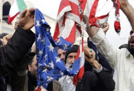 Mii de irakieni au scandat 'Moarte Americii' la funeraliile lui Qassem Soleimani si ale locotenentului sau irakian la Bagdad