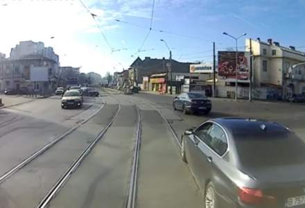 Tramvai vs BMW: dosar penal pentru distrugere in cazul vatmanului care a impins o masina cu tramvaiul