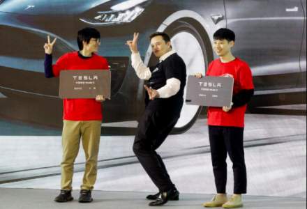 Elon Musk a dansat pe scena in noua fabrica Tesla din China