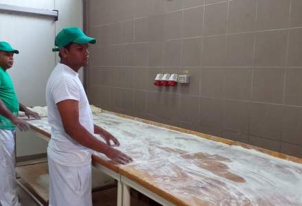 Ditrau | Patronii brutariei din comuna s-au razgandit, iar cei doi brutari din Sri Lanka vor face paine in continuare