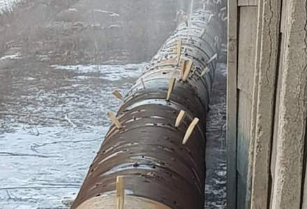 Conducta de apa "reparata" cu tepuse din lemn, in Hateg | Primarul PNL sustine ca nu este lasat de Consiliul Judetean PSD sa faca investitii
