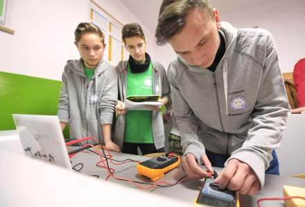 Cum fac practica intr-un laborator electric de ultima generatie elevii unui liceu din Jibou