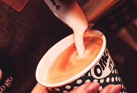 REPORTAJ | Ce înveți la cursul de barista 5 To Go: de la bobul verde de cafea, la espresso cu cremă de lapte