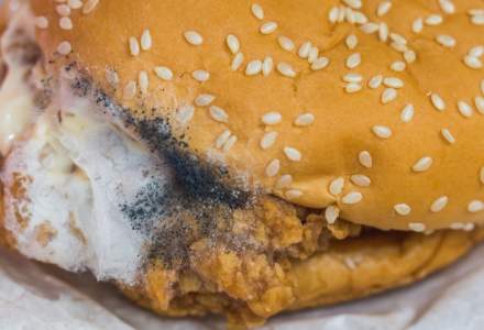 Burger King renunţă la conservanţi. Un video cu un burger cu mucegai este dovada