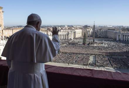 Papa Francisc a apărut pentru prima oară în public, după spculaţiile legate de îmbolnăvirea sa cu coronavirus