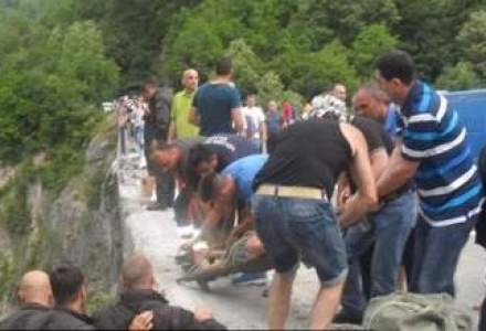 REPORTAJ: Acasa la salvatorii din Muntenegru. Povestile ingerilor care ne-au scos mortii si ranitii din autocarul cazut in prapastie