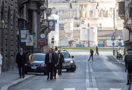 Papa Francisc, pe jos pe străzile pustii ale Romei, pentru a se ruga pentru sfârşitul pandemiei de coronavirus
