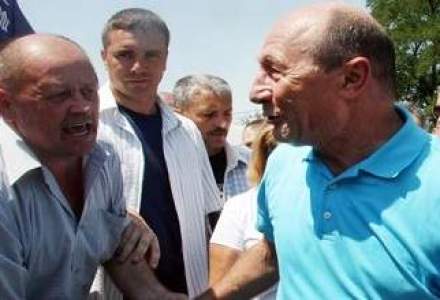 Traian Basescu participa la Targul de Fete de pe Muntele Gaina