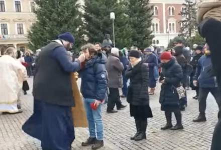 VIDEO În plină epidemie de coronavirus, Catedrala Ortodoxă din Cluj-Napoca împărtășește zeci de oameni