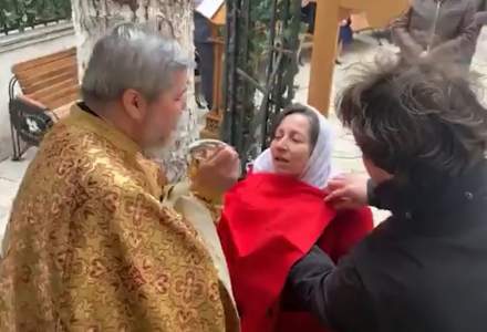 VIDEO „Împărtășire fără atingere în vremuri de epidemie” la o biserică din București