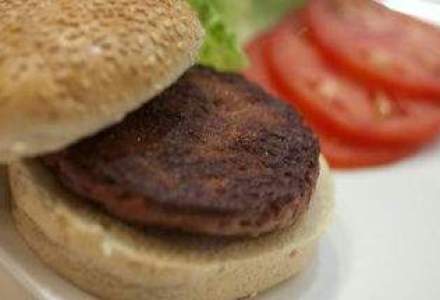 Primul burger creat in vitro, degustat la Londra