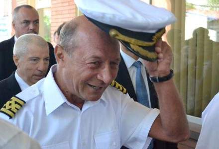 Basescu are din nou brevet de comandant de nava. PONTA: Azi nu e liber? Il chem sa-l testez