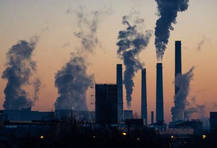 Studiu: Aerul poluat are legătură directă cu ratele mari de decese din cauza COVID-19